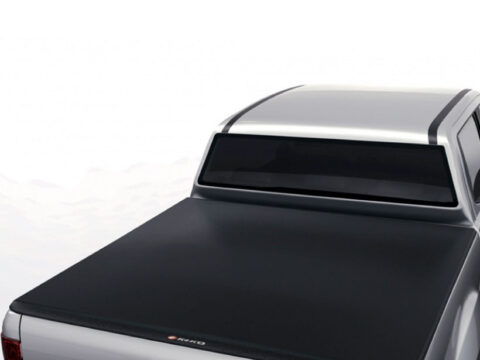 Capota marítima negra para camioneta Ford F150 de doble cabina 2009 a 2024 y Ram 1500 modelo nuevo de 5.5 pies, vista principal. ¡Protege tu carga con este accesorio!