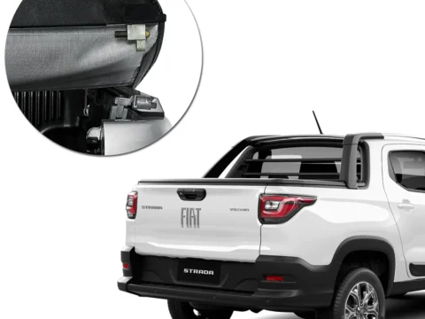 Accesorio de alta calidad para camioneta Ram 700 Doble Cabina del año 2021, con capota marítima y barra de protección. Ideal para proteger la carga en el vehículo.