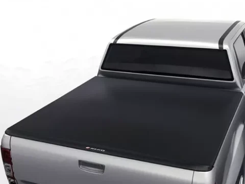 Capota marítima para Peugeot Landtrek 2022 y Changan Hunter 2021, vista frontal. Cumple con los estándares de seguridad y calidad, ideal para proteger la carga en camionetas. Estilo moderno y funcional. Perfecto para el mercado chileno.