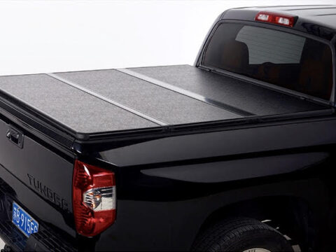 Accesorio para pick-up Chevrolet Silverado Doble Cabina 2019 en adelante con capota rígida trifold y 2 luces LED interiores, tamaño 5.7 pies.
