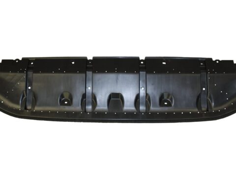 Cubre motor inferior frontal de un Toyota Hiace 2019 en adelante con protección para el motor y partes inferiores del vehículo.