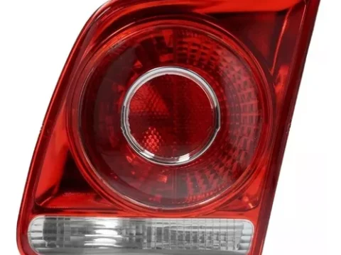 Farol trasero interior derecho del auto Volkswagen Bora del año 2008 al 2014.