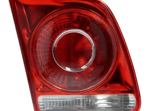 Detalles del farol trasero interior izquierdo del Volkswagen Bora año 2008 a 2014.