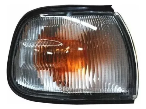 Farol delantero del Nissan V16 fabricado entre 1989 y 1992 en Chile, conocido como Farol Punta Izquierdo.