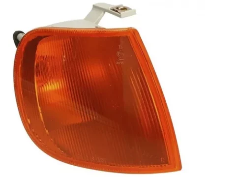Farol delantero del Volkswagen Polo Hatchback modelo 1995/1999 en color ambar. La imagen muestra el farol izquierdo del vehículo de frente y encendido.