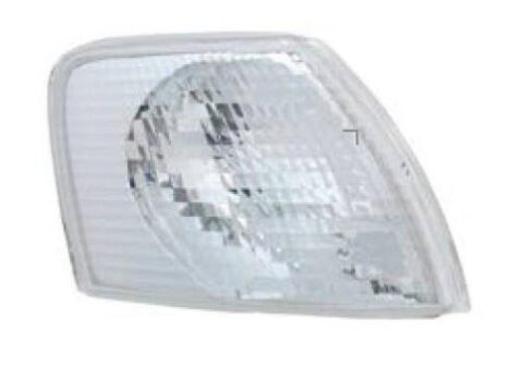 Farol delantero de Volkswagen Passat 1997/2000 en color blanco, vista desde la punta derecha. Altavoz de la imagen principal.