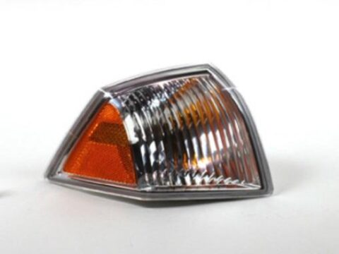 Vista frontal del farol izquierdo de un Jeep Compass modelo 2007-2011 en Chile.