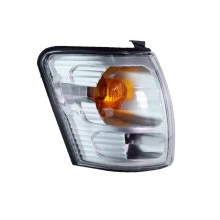 Farol delantero izquierdo de un Toyota Hilux modelo 2002 a 2005, mostrando detalle y diseño característico para el público chileno.