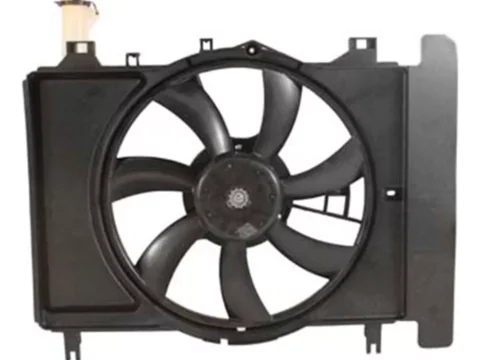 Imagen de un electroventilador completo para Toyota Yaris de los años 2018 a 2021, ideal para mantener la temperatura del motor controlada. Perfecto para autos en Chile.