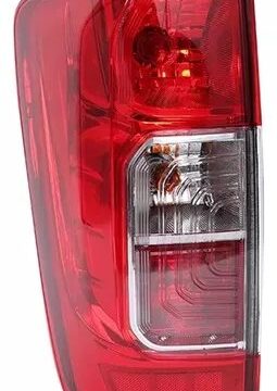 Fotografía del farol trasero izquierdo de un camioneta Nissan NP300 modelo entre 2016 y 2021.