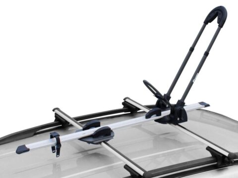 Soporte para transportar una bicicleta en el techo de un automóvil, modelo Aeroguard Pro, instalado en el lado izquierdo. Especial para sostener una bicicleta de manera segura durante el transporte.