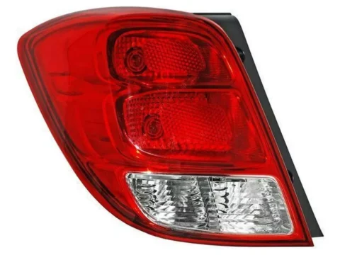 Farol trasero derecho del Chevrolet Spark Sedán 2019 en adelante, en color rojo brillante, detalle del diseño moderno y elegante.