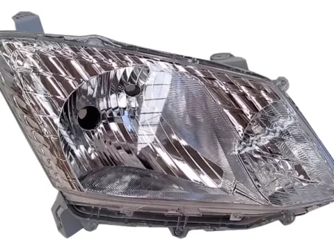 Fotografía de un óptico derecho para Chevrolet Dmax del año 2015 al 2018 con regulación eléctrica, incluye motor. Repuesto original para vehículos en Chile.