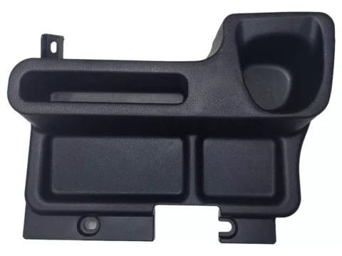 Interior de un automóvil Toyota Land Cruiser 2007-2017 con la consola lateral y la palanca de cambios en primer plano.