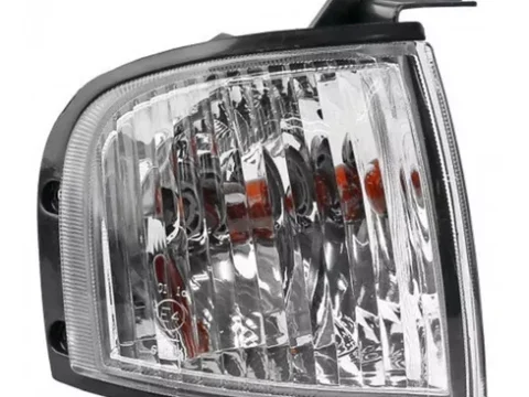 Farol delantero de un Mazda B2500 con orientación hacia la derecha, año de fabricación entre 2002 y 2006.