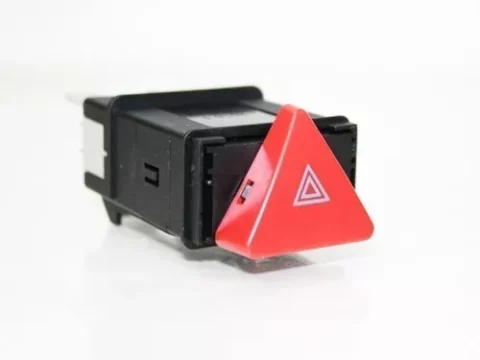 Botón de luz de emergencia para un Volkswagen Polo 1.4 16V año 1995 a 2001 con motor Ahw. Producto principal para automóviles en Chile.