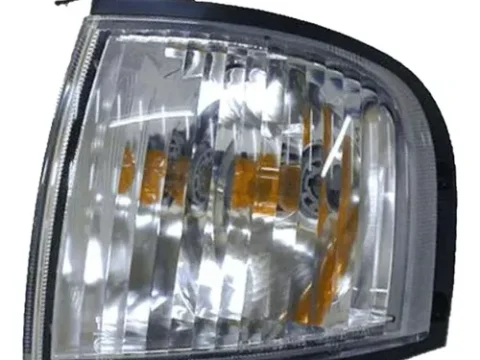 Farol delantero izquierdo de un Mazda B2500 Pu del año 2002 a 2006.