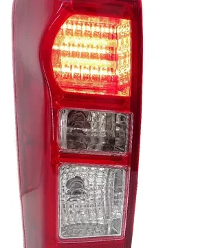 Foto detallada del farol trasero izquierdo de un Chevrolet Dmax 2015 a 2020. Perfecto para identificar piezas de repuesto en Chile.