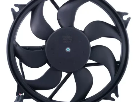 Foto de un electroventilador para Peugeot Partner 2007/2012 y Citroen Berlingo 2007/2012, modelo DV6 1.6 16V con medidas de 460 voltios y 385 milímetros, ideal para automóviles en Chile.