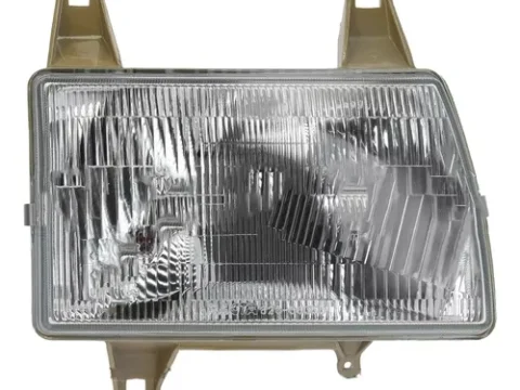 Una imagen del óptico derecho de un Mazda B2500 Pick-Up del año 2002 al 2006.