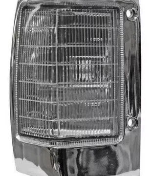 Faro izquierdo de un vehículo Nissan D21/720 con borde cromado, enfocado en el mercado chileno.