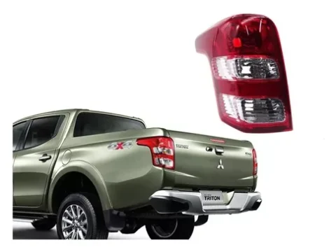 Farol trasero izquierdo de un Mitsubishi L200 Triton modelo 2016-2019, en imagen principal. Adecuada para público chileno interesado en repuestos automotrices.