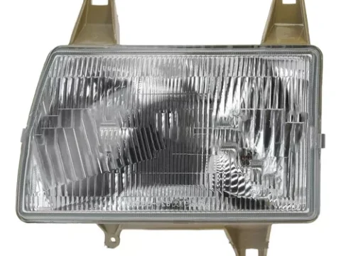 Frente de una camioneta pick-up Mazda B2500 modelo 2002-2006, destacando el faro izquierdo.