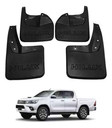 Fanguera Trasera Izquierda Toyota Hilux Revo 2016/2019 Wide Body 1 Llanta trasera izquierda ensuciada de una camioneta Toyota Hilux Revo 2016/2019 Wide Body en un terreno fangoso.