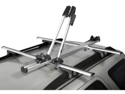 Soporte para una bicicleta en el techo del automóvil, diseño Aeroguard Pro, lado derecho. Ideal para transportar bicicletas de forma segura.