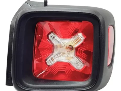 Farol Trasero de Jeep Renegade 2015, iluminado en la noche. Altas prestaciones para usuarios en Chile.
