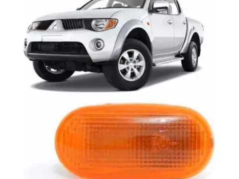 Detalle del farol tapabarro de un Mitsubishi L200 Triton, modelo 2006 a 2015, en una imagen principal.
