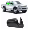 Espejo derecho de color negro de una camioneta Chevrolet Dmax 2015, vista desde adelante con transmisión manual.
