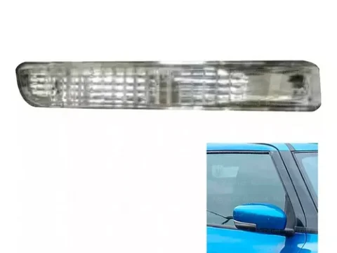 Espejo lateral derecho para Suzuki Swift 2018-2024, reflejando la luz del sol en un día soleado.