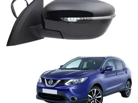 Fotografía de espejo izquierdo de un Nissan Qashqai 2021/2024 para pintar, con blinker, abatible eléctricamente, luz de punto ciego y defroster. Ideal para clientes en Chile aficionados a los detalles de los vehículos.
