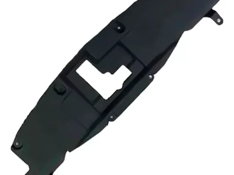 Frente de un vehículo Toyota Hilux Revo 2016-2019 con el cubre radiador superior instalado.