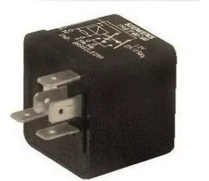 Fotografía de un relay o conmutador de luces para un vehículo modelo Saveiro, en un fondo blanco y con detalles de cables y conectores.