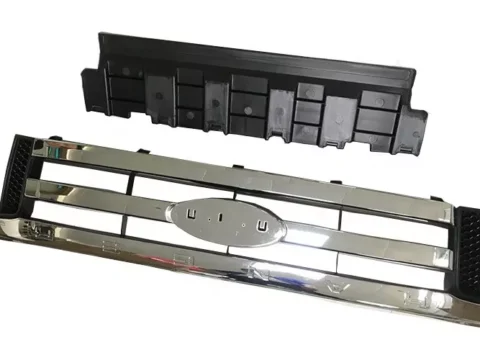 Cromo brillante en la parte delantera de una camioneta Ford Ranger modelo 2012 a 2015.