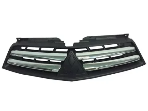 Frente de camioneta Mitsubishi L200 2011/2015 con máscara negra/cromada.