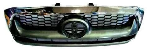 Toyota Hilux 2008/2011 en color cromado/gris con máscara frontal.