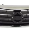 Nissan Versa 2012/2015 con la característica máscara cromada en primer plano, ideal para atraer la atención del público chileno aficionado a los detalles estéticos de los vehículos.
