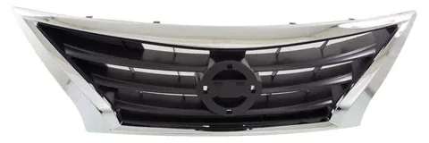 Nissan Versa 2012/2015 con la característica máscara cromada en primer plano, ideal para atraer la atención del público chileno aficionado a los detalles estéticos de los vehículos.