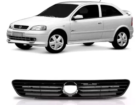 Frente elegante y icónico del Chevrolet Astra 2003/2006 con el logotipo de la marca y la parrilla distintiva.