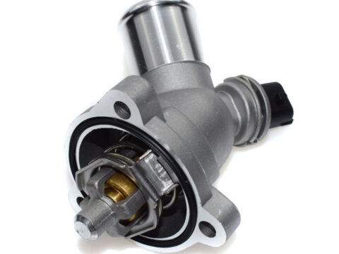Termostato con carcaza para Chevrolet Spark GT 1.2 del año 2011 al 2018, con una temperatura de apertura de 105 grados.