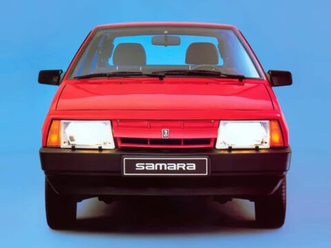 Máscara delantera de un coche Lada Samara fabricado entre 1992 y 1996, modelo icónico de la marca en Chile.