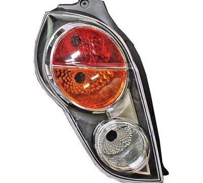 Imagen del farol trasero izquierdo de un Chevrolet Spark GT del año 2011/2012, reemplazo modelo 043-Tlu-Bet-T1L. Componente de repuesto para vehículos en Chile.