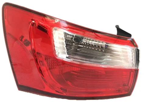 Fotografía del farol trasero izquierdo para un Kia Rio 4 del año 2012 al 2017, modelo sedán.