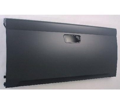 Camioneta Chevrolet Colorado 2004-2012 en color negro estacionada frente a una puerta de gran tamaño.