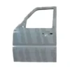 Puerta delantera izquierda de un Mahindra Pik Up modelo 2008 en adelante, vista desde el exterior.