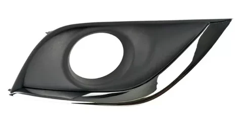 Fotografía de un Tapa Neblinero Izquierdo con Orificio para Nissan Versa 2016/2018, pieza de repuesto para automóvil. Ideal para vistas detalladas y referencia en Chile.