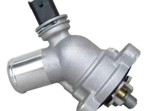 Termostato con carcaza para Chevrolet Spark GT 1.2 del año 2011 al 2018, de 105 grados - Imagen principal.